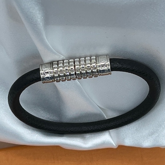 NEW ARRIVAL UNISEX LOUIS VUITTON Brass Digit Taiga Wrap Bracelet Black - Picture 1 of 4